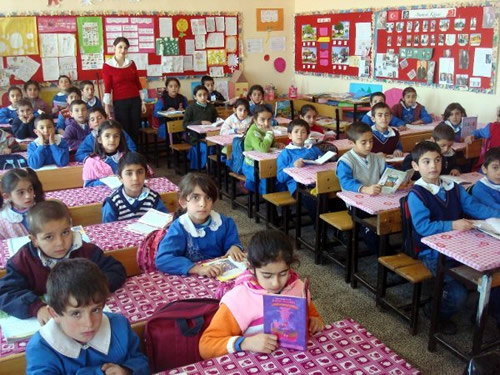 Ağrı'nın Hamur ilçesindeki Osman Gazi İlköğretim Okulu'na İstanbul'da eğitim veren iki özel okuldan 4 bin 500 adet okuma ve test kitabı, 5 koli defter ve kırtasiye malzemesi ile hediyelik çanta gönderildi.