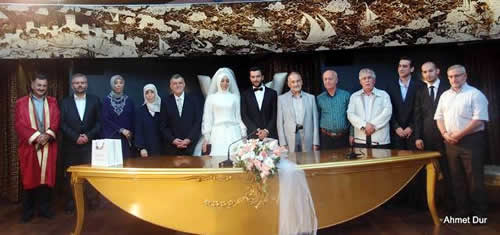 Ali Haydar Haksal'ın oğlu Bilal Haksal, Üsküdar Belediyesi Nikah Salonu'nda gerçekleştirilen törenle dünya evine girdi.