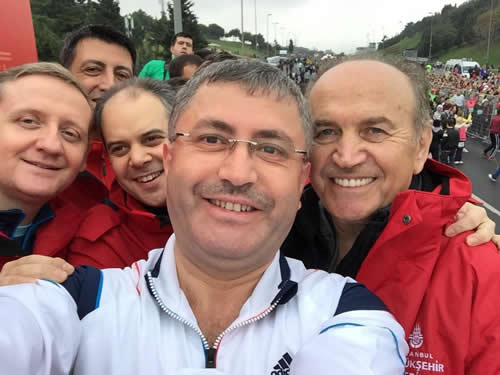 36. Vodafone İstanbul Maratonu muhteşem görüntülerle tamamlandı. Hilmi Türkmen ise bu güzel günü özel selfie ile tamamladı