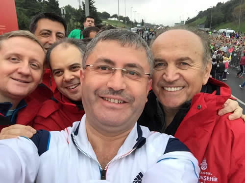 36. Vodafone stanbul Maratonu muhteem grntlerle tamamland. Hilmi Trkmen ise bu gzel gn zel selfie ile tamamlad