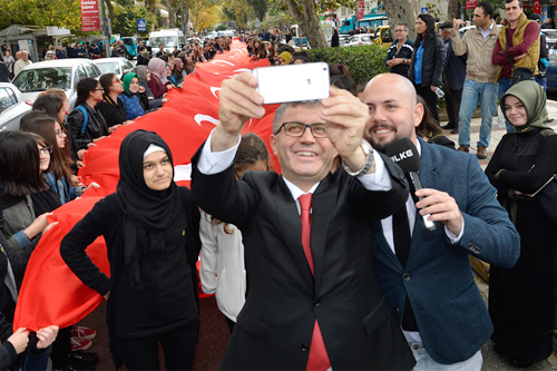 skdar Belediye Bakan Hilmi Trkmen dev Trk bayran rencilerle birlikte tad.