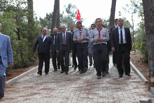 stanbul Valisi Hseyin Avni Mutlu, mraniye belediye bakan Hasan Can, stanbul Bykehir Belediyesi'nin mraniye Kent Orman'nda bulunan izci kampn ziyaret etti.