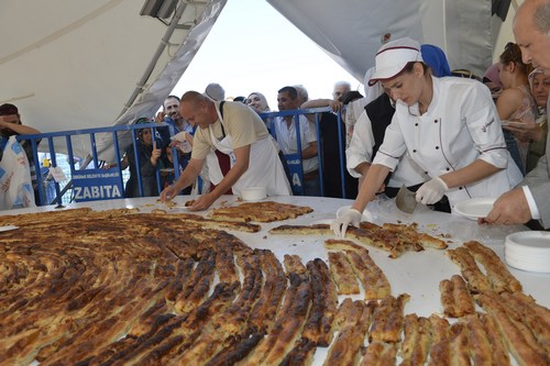 Üsküdar Belediyesi'nin düzenlediği 26. Uluslararası Kâtibim Kültür ve Sanat Festivali kapsamında Dünya'nın en uzun Boşnak böreği pişirildi.