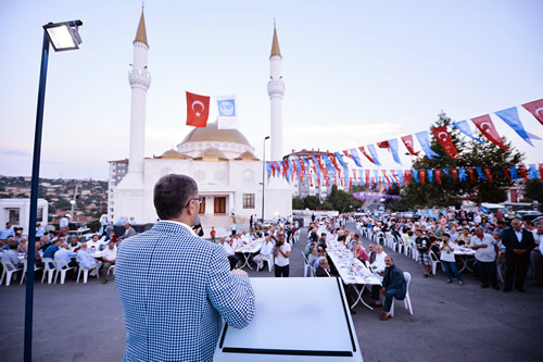 Fethi gören Şehir Üsküdar'da 28 yıllık 2B sorununun çözülmesiyle birlikte hak sahiplerine tapularının dağıtımı devam ediyor.