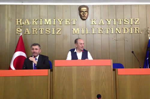 İstanbul Büyükşehir Belediye Başkanı Kadir Topbaş, Üsküdar Belediyesi ziyaretinde Meclis Salonu'na geçerek kendisini dinleyenlere hitap etti.