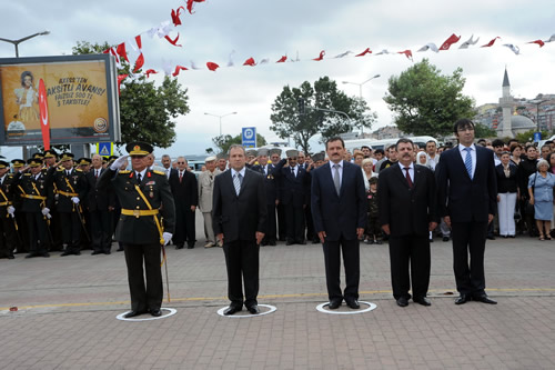 30 Ağustos Zafer Bayramı'nın 88'nci yıldönümü Üsküdar Şemsi Paşa Meydanı'nda düzenlenen törenle kutlandı.