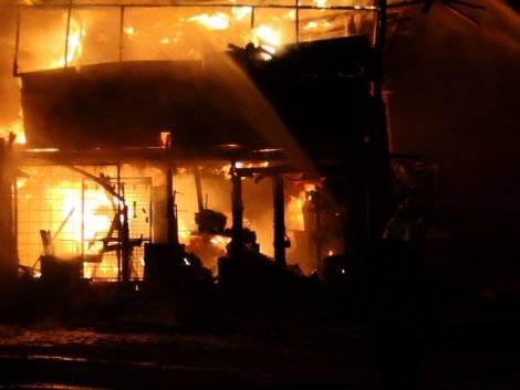 Üsküdar Bahçelievler Mahallesi'nde bir nalbur dükkanında çıkan yangın çevredekilere korkulu anlar yaşattı.