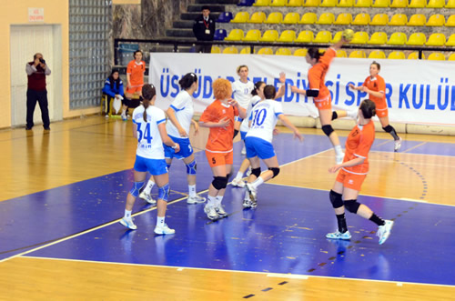 Hentbolda, bayanlar play-off final serisinin ikinci maçında İzmir Büyükşehir Belediyesi ile Üsküdar Belediyesi bugün İzmir'de karşılaşacak.