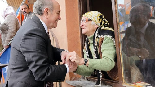 AK Parti Belediye Bakan Aday Hilmi Trkmen'le birlikte skdar Nikah Salonu'nda STK temsilcileriyle kahvalt yapan stanbul Bykehir Belediye Bakan Kadir Topba, son dnemi iin oy istedi.