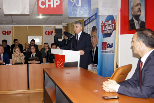 Tahsin Usta Üsküdar CHP İlçe Başkanlığı'nda yapılan bir basın toplantısıyla CHP İstanbul 1. Bölgeden aday adaylığını açıkladı.
