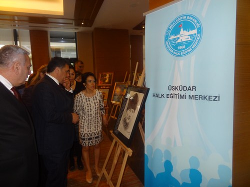 Üsküdar Halk Eğitimi Merkezi resim kursu kursiyerleri tarafından yağlı boya ve kumlama tekniği yapılan çalışmaların sergilendiği resim sergisi Altunizade Mercure Otel'de açıldı.