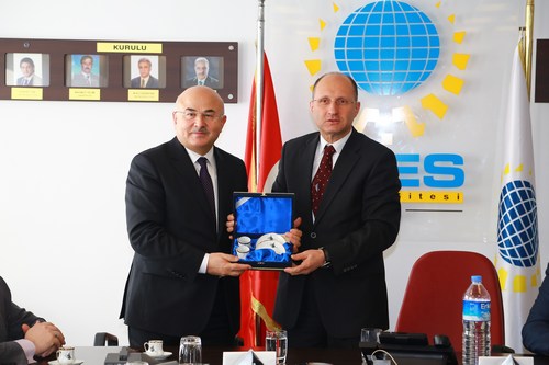 İşkur Ümraniye Hizmet Merkezi Müdürü Yaşar Efiloğlu, İmes Sanayi Sitesi Yönetim Kurulu Başkanı Kemal Akar'a plaket verdi
