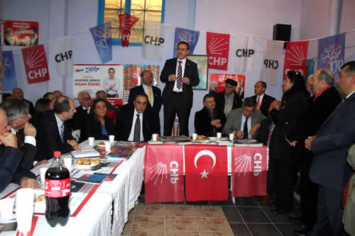 CHP skdar ile rgt Mehmet Akif Ersoy seim irtibat brosu yaplan bir trenle ald.