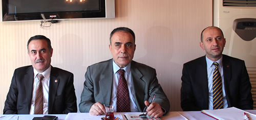 CHP Üsküdar Belediye Başkan adayı İhsan Özkes, Beylerbeyi Berivan Cafe'de düzenlenen toplantıda Üsküdar yerel basın temsilcileriyle bir araya geldi.