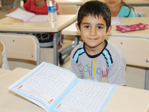 skdar Belediyesi'nin yaz okullarnda matematiin yannda Osmanlca eitimi alma olanana kavuurken dier yandan Trke, hadis, siyer, adab muaeret dersleri alabiliyor.