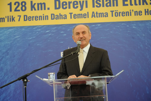 İstanbul Büyükşehir Belediye Başkanı M. Kadir Topbaş, İstanbul'a hizmet etme sevdasıyla şuana kadar 36 milyar TL'lik yatırım gerçekleştirdiklerini ve 2011 sonunda 41 milyar TL'lik yatırım yapacaklarını belirterek, birçok temel atma iş yapmaktan törenlerini yapamadıklarını söyledi.