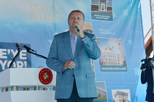 Erdoan, Tenzile Erdoan Kz Anadolu mam Hatip Lisesi'nin yanndaki alanda skdar Belediyesi'nce dzenlenen toplu al ve temel atma treninde, resmi al yaplan imam hatip lisesinin stanbul'a, lkeye, millete ve genlie hayrl olmasn diledi.