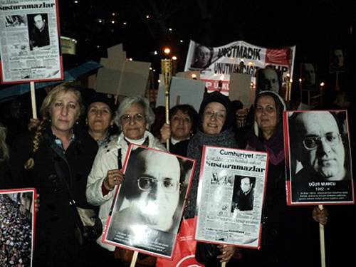 CHP Üsküdar İlçe Örgütü, Uğur Mumcu'nun öldürülmesinin yıl dönümünde yürüyüş düzenledi.