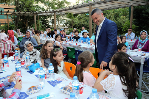 Üsküdar Belediyesi Kütüphane Müdürü Yakup Öksüz iftar etkinlikleriyle gençlerin gönül sofralarında kaynaşma imkanı bulduklarını belirtertti.