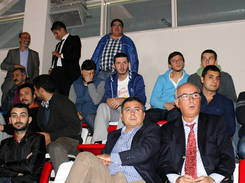 Üsküdar Belediyespor'un başkanı Mecit Çetinkaya ve yönetim kurulu üyeleriyle birlikte yaklaşık bin kadar seyircide maçı yakından takip etti.