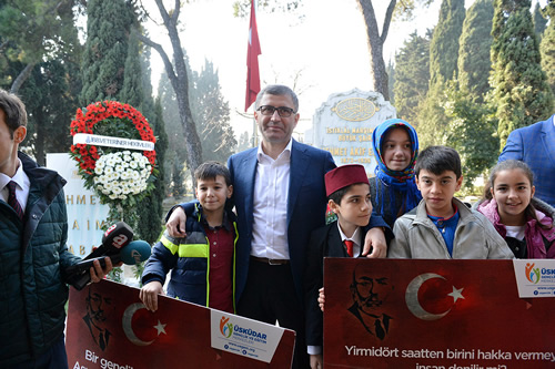 Üsküdar Belediyesi, Milli Şair Mehmet Akif Ersoy'un ölümünün 79'uncu yılında Üsküdarlı çocukları özel hazırlanan metrobüsle Ersoy'un Edirnekapı Şehitliği'ndeki kabrine götürdü.