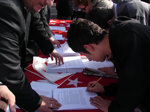 Saadet Partisi skdar Genlik Kollar ''Muhteem Yzyl'' dizisini protesto etti.