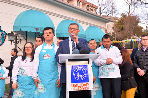 Üsküdar Belediyesi, 21 Mart Dünya Down Sendromu Günü'nde, Down Sendromlu gençlerin çalışacağı ''Tebessüm Kahvesi''ni hizmete açtı.