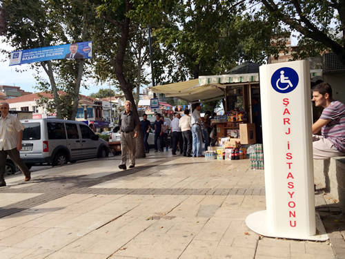 skdar'da Engelleri Kaldran arj stasyonu