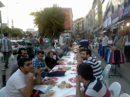 MHP Üsküdar İlçe önünde Ünal Osmanağaoğlu için iftar düzenledi.