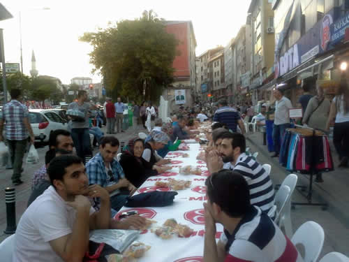 MHP skdar le nnde nal Osmanaaolu iin iftar dzenledi.