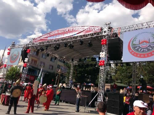 16. Uluslararas Tosya Kltr ve Pirin Festivali skdarllarn youn katlmyla gerekletiriliyor.