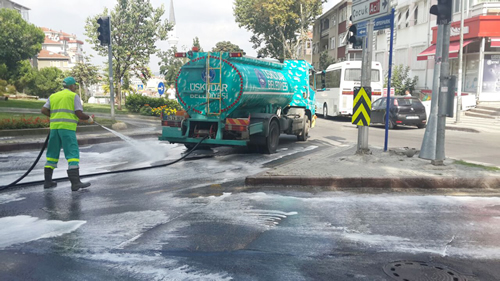 skdar Belediyesi, yaz aynn en scak gnlerini yaadmz u gnlerde zellikle p kamyonlarnn aktt p sularn temizlemek iin, cadde ve sokaklar glsuyu ve kpkl suyla ykama ilemine hz verdi.