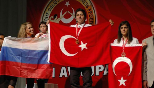 Üsküdar Belediyesi Bilek Güreşi Takımı sporcuları Binali Akan ve Esra Kiraz, Antalya'da yapılan Avrupa Bilek Güreş Şampiyonası'nda kilolarında Avrupa Şampiyonu oldular.