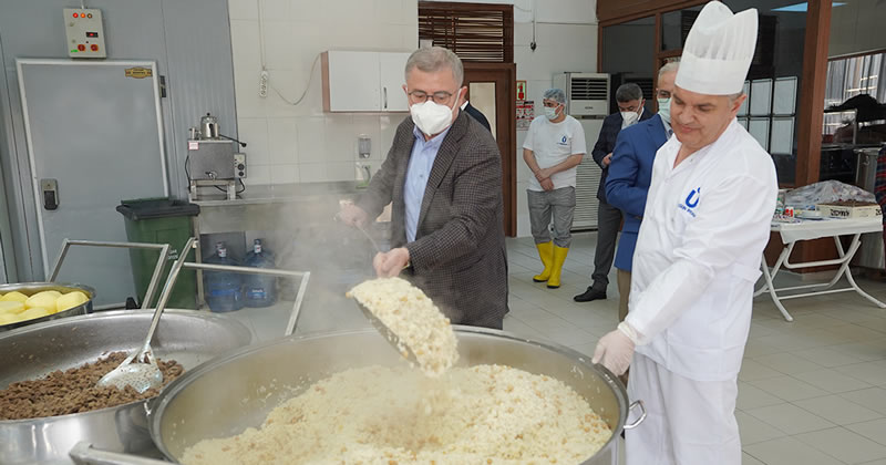 skdar Aevleri Ramazan aynda 30 bin kiiye scak yemek piiriyor