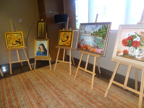 Üsküdar Halk Eğitimi Merkezi resim kursu kursiyerleri tarafından yağlı boya ve kumlama tekniği yapılan çalışmaların sergilendiği resim sergisi Altunizade Mercure Otel'de açıldı.