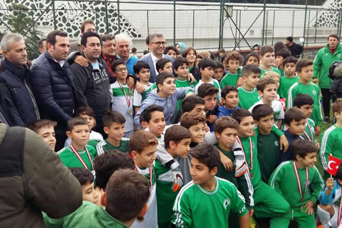 Üsküdar Belediye Başkanı Hilmi Türkmen'in çocuklarla buluşmasına da sahne olan açılışta minik sporseverler Türkmen'le hem futbol oynadılar ardından da toplu fotoğraf çektirdiler.