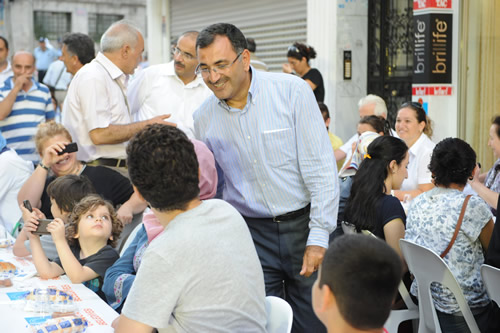 Ramazan sresince her gn 25 bin kiiye iftarlk yemek datmakta olan skdar Belediyesi, sokak iftarlarna Mimar Sinan Mahallesi'nde balad.