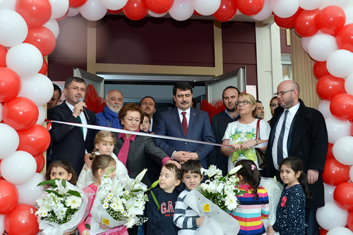 skdar Kplce'de, Toplumsal Geliim Merkezi Eitim ve Sosyal Dayanma Dernei'nin (TOGEMDER) ''Ana Snfsz Okul Kalmasn'' projesi kapsamnda yapm tamamlanan Tlin Sinan Vardar Anaokulu'nun al gerekletirildi.