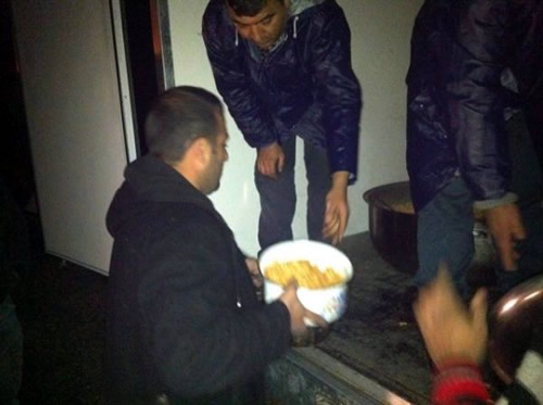 Van'da meydana gelen deprem sonrasında yardıma koşan Üsküdar Belediyesi 10 köyde sıcak yemek dağıtımını sürdürüyor.