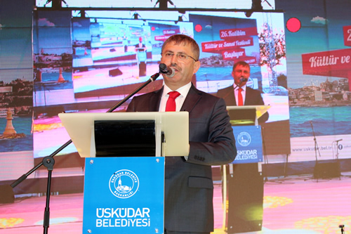 Meydandaki etkinlikler öncesi konuşma yapan Belediye Başkanı Hilmi Türkmen, festivalin içeriğiyle ilgili bilgi verdi.
