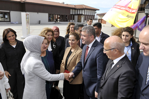 TOGEM-DER'in Avrupa Eitim Vakf ibirliinde gerekletirilecei ''Temiz Snf, Salkl Gelecek'' projesi Babakan Ahmet Davutolu'nun ei Sare Davutolu'nun katlmyla tantld.