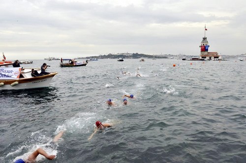 Üsküdar Salacak Sahili'nde gerçekleştirilen Kız Kulesi Yüzme Yarışması renkli görüntülere sahne oldu.