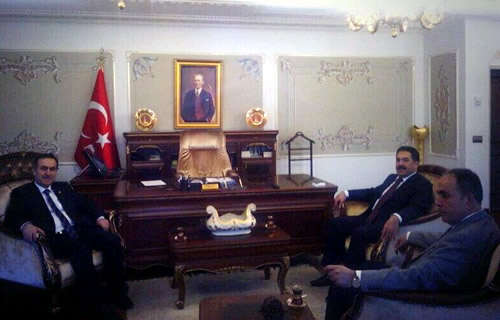 CHP Üsküdar Belediye Başkan Adayı İhsan Özkes, Üsküdar Kaymakamı Mustafa Güler'i makamında ziyaret etti.