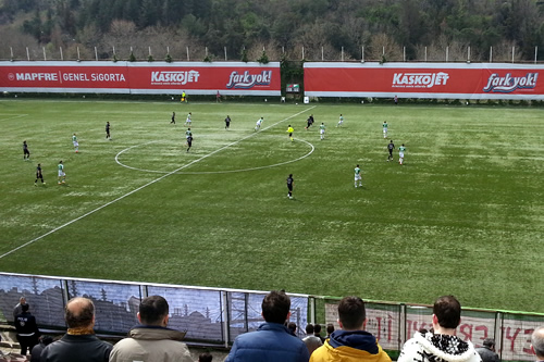 TFF 3. Lig 3. Grupta oynanan 28. hafta mücadelesinde Üsküdar temsilcisi iki takım Beylerbeyi 75.yıl Stadı'nda karşı karşıya geldi.