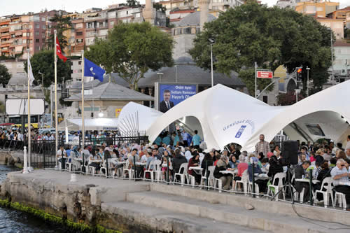 skdar belediyesi skdar'da her akam 30 bin kiilik iftar yemei datlyor