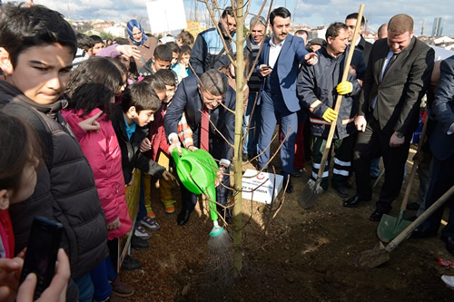 Üsküdar Belediye Başkanı Hilmi Türkmen ve AK Parti Üsküdar İlçe Başkanı Halit Hızır minik öğrencilerle birlikte fidan dikip sulama yaptı.