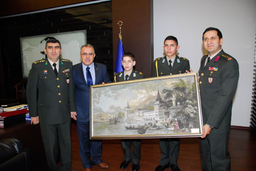 Kuleli Askeri Lisesi'nin yenileme projelerini gerekletiren stanbul l zel daresi'ne askeri lise komutan teekkr ziyaretinde bulundu.