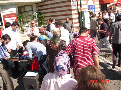 Saadet Partisi skdar Genlik Kollar Bakan Hseyin akmak tarafndan yaplan basn aklamas