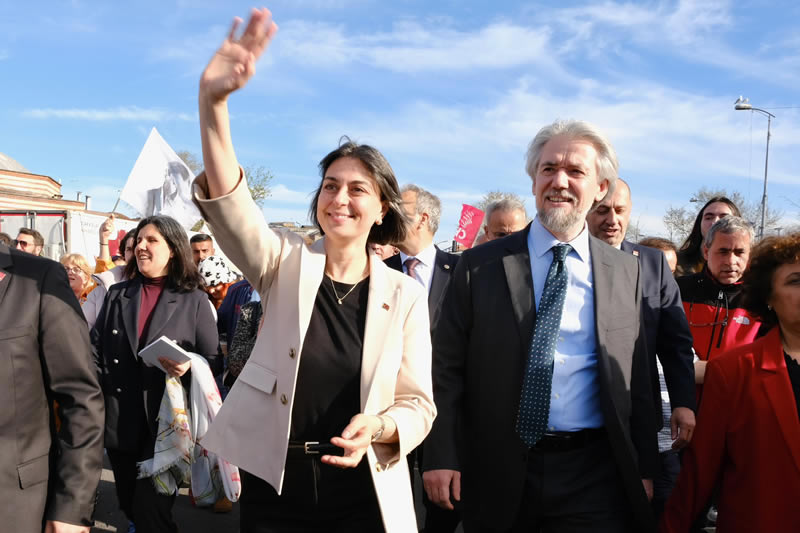 CHP stanbul l Bakan zgr elik ise ''skdar'n ilk kadn belediye bakan Sinem Dedeta skdar'a hayrl olsun. Btn rgtmze sonsuz ve yrekten teekkr ediyorum'' dedi.