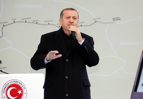 Babakan Recep Tayyip Erdoan, Trkiye'nin ilk metro gei kprs olan Hali Metro Kprs'nn aln yapt.